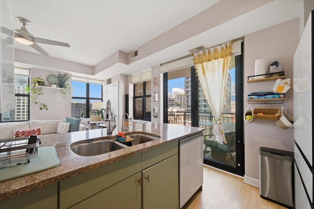 451 W Huron Street - Photo 8