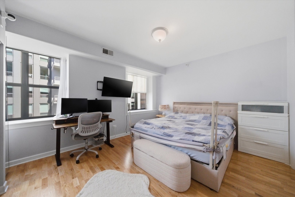 451 W Huron Street - Photo 11