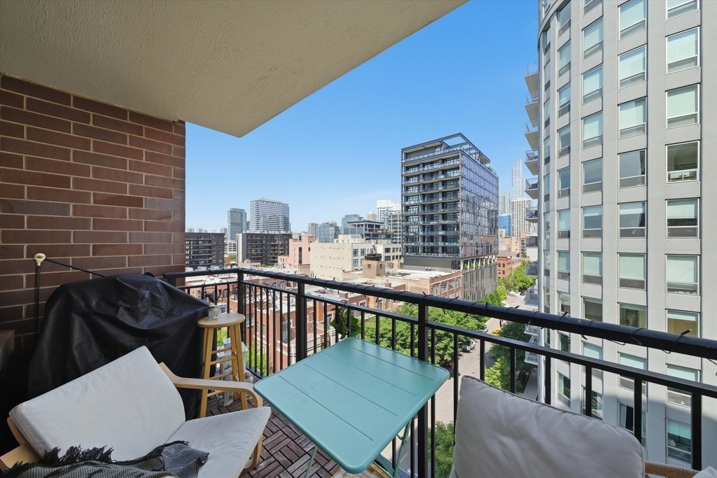 451 W Huron Street - Photo 3