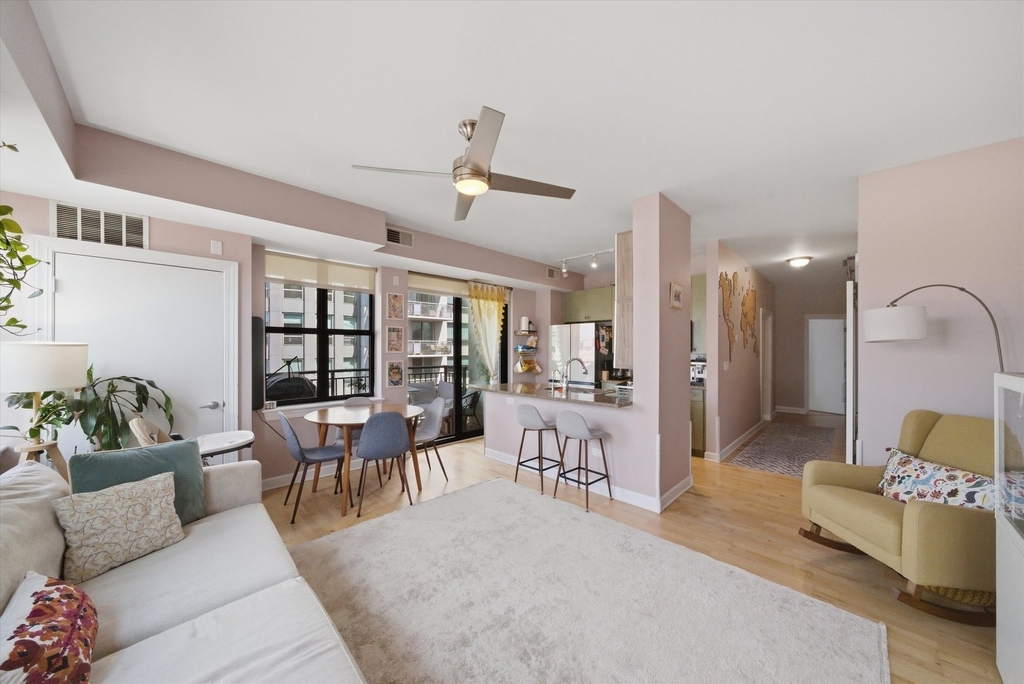 451 W Huron Street - Photo 2