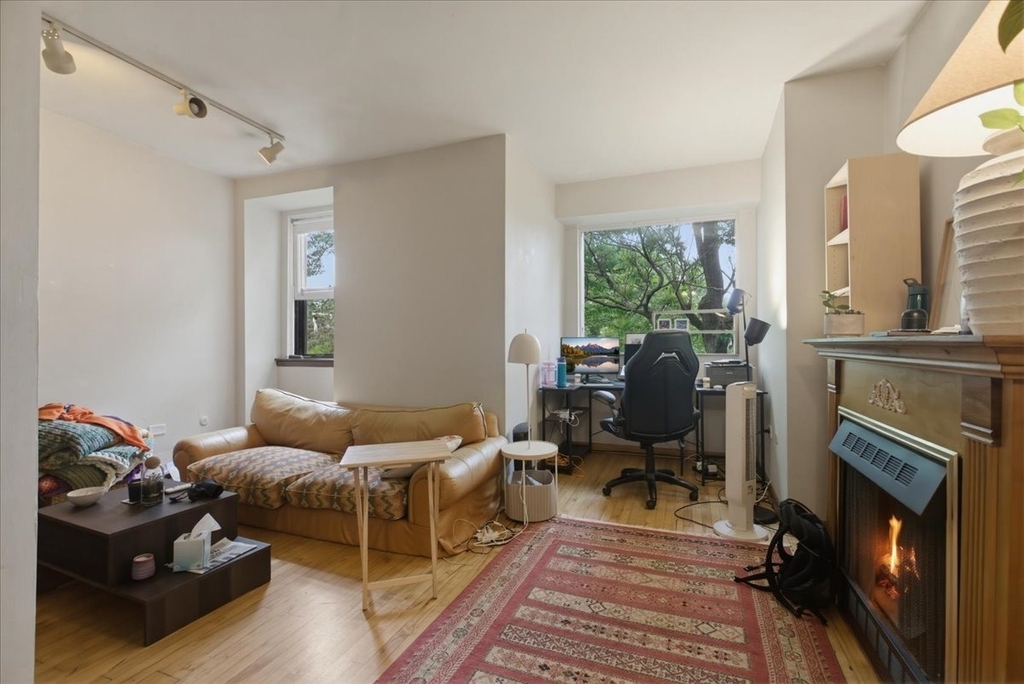1931 W Evergreen Avenue - Photo 2