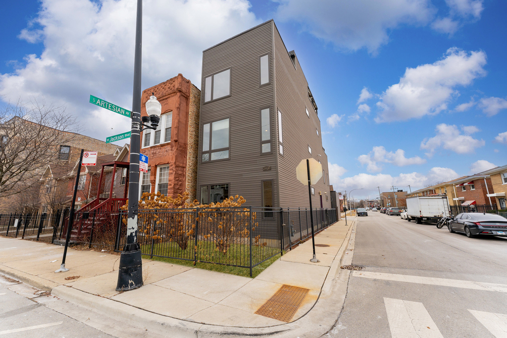2437 W Jackson Boulevard - Photo 0