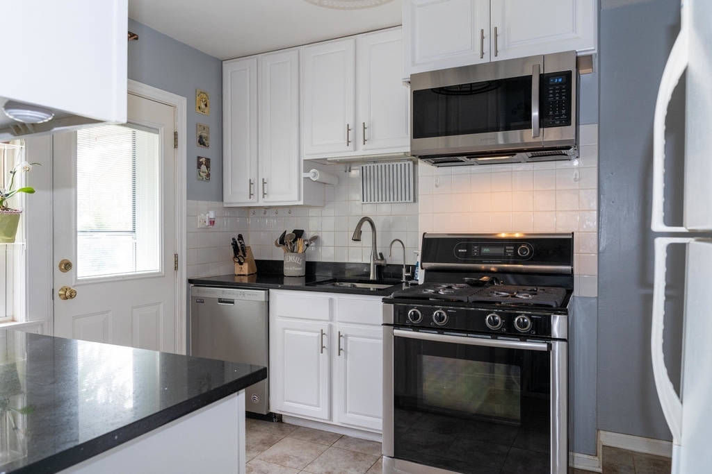 9019 Lincoln Avenue - Photo 3