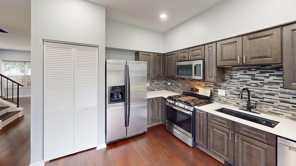 2529 Stonybrook Drive - Photo 3