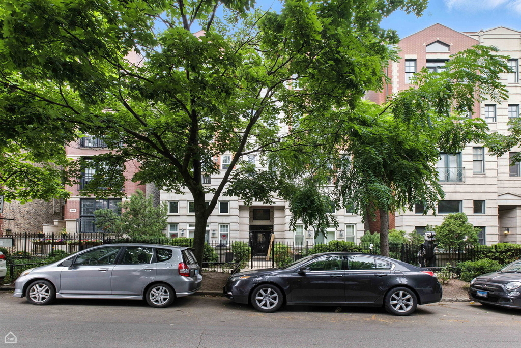 860 W Buckingham Place - Photo 1