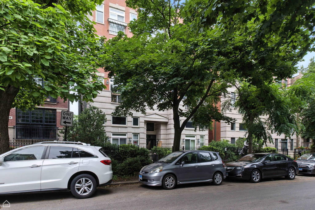 860 W Buckingham Place - Photo 2