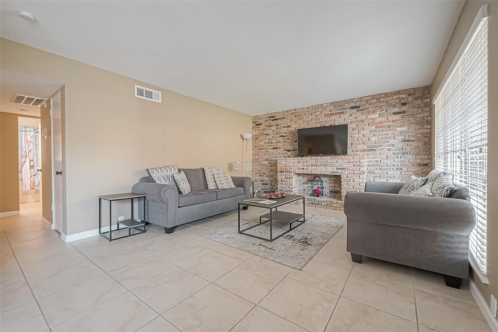 2101 Fountain View Drive - Photo 3