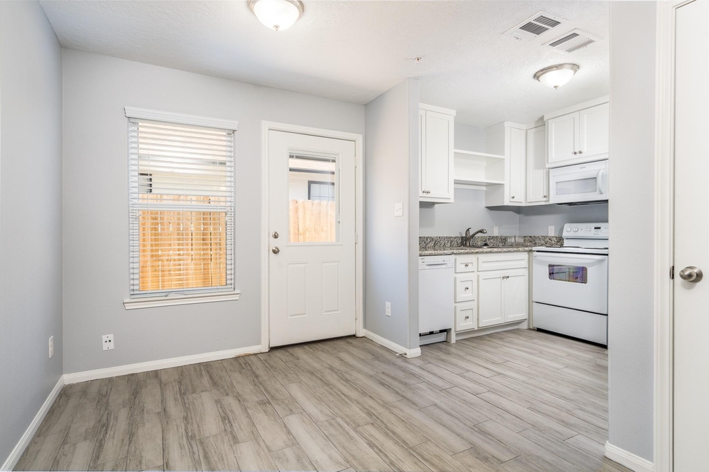 207 N Poplar Street - Photo 11