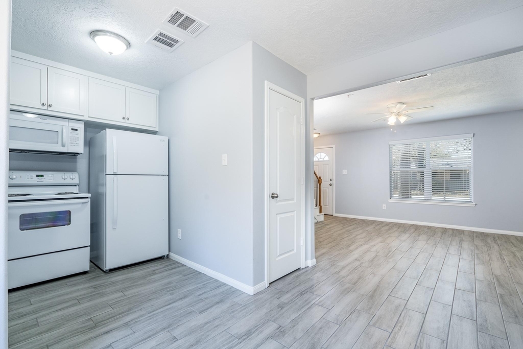 207 N Poplar Street - Photo 9