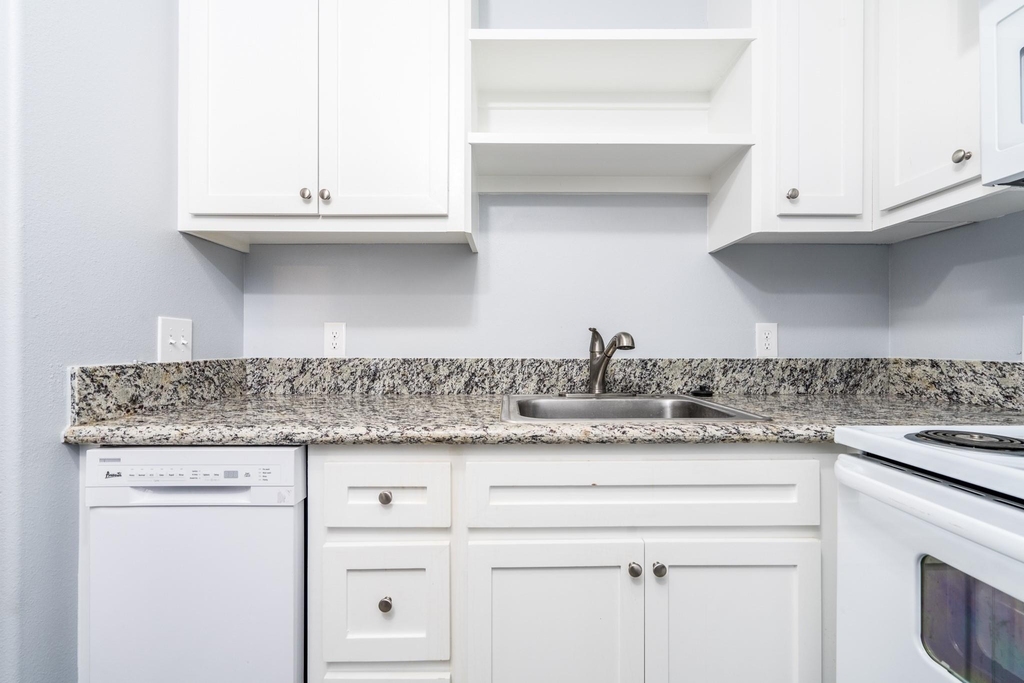 207 N Poplar Street - Photo 6