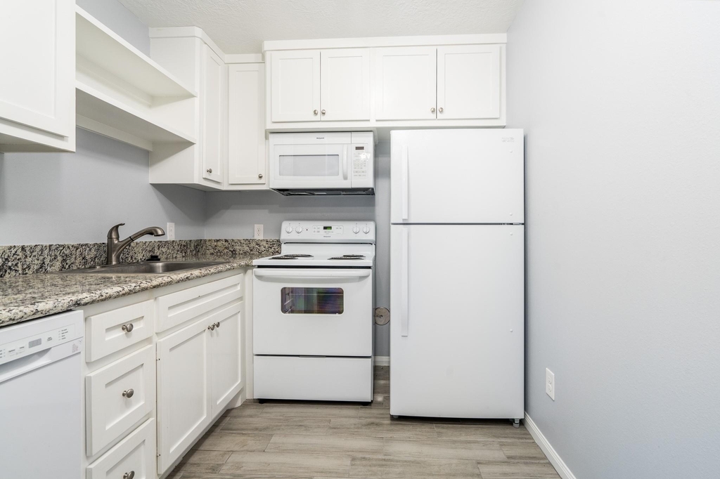 207 N Poplar Street - Photo 10