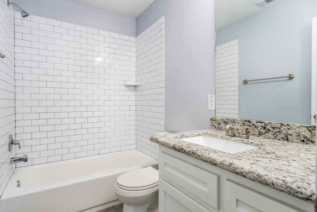 207 N Poplar Street - Photo 2