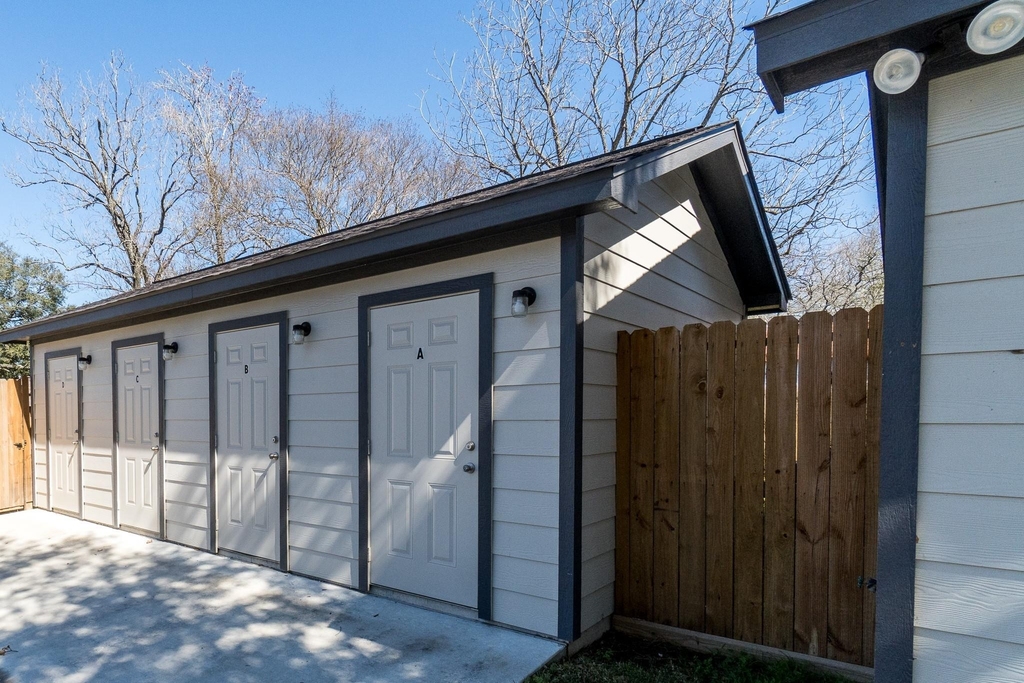 207 N Poplar Street - Photo 23