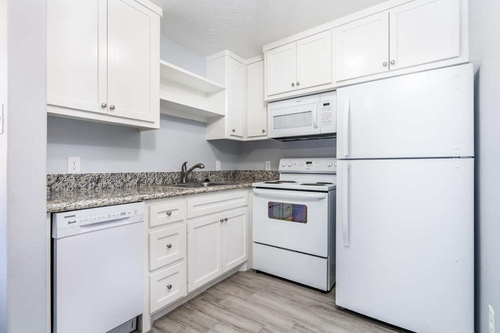 207 N Poplar Street - Photo 8
