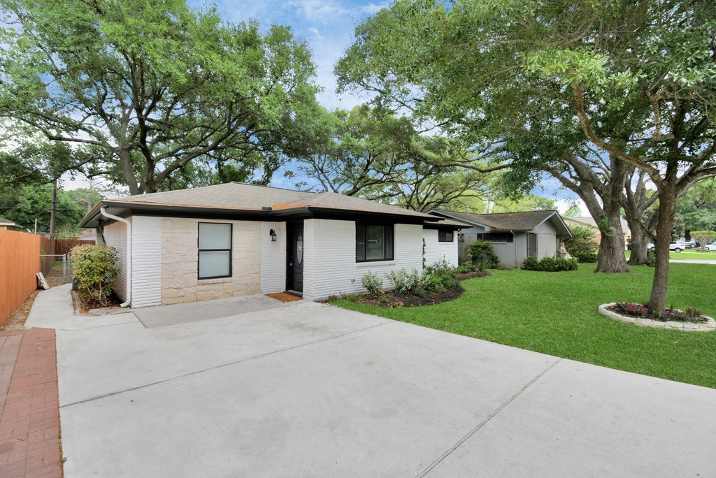 1906 Airline Drive - Photo 1
