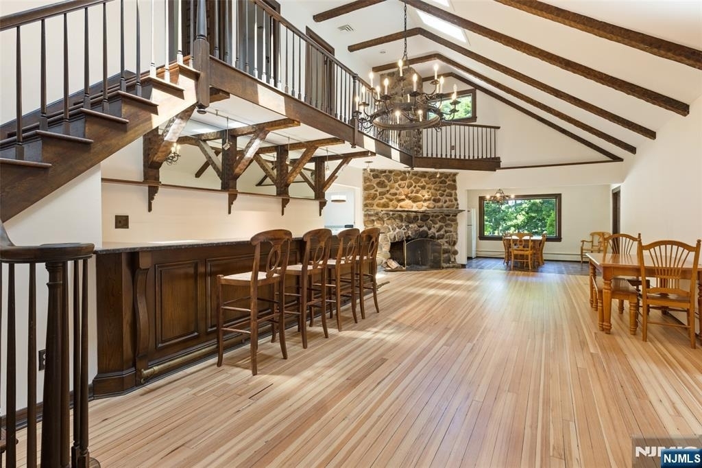 8 Crosby - Photo 4