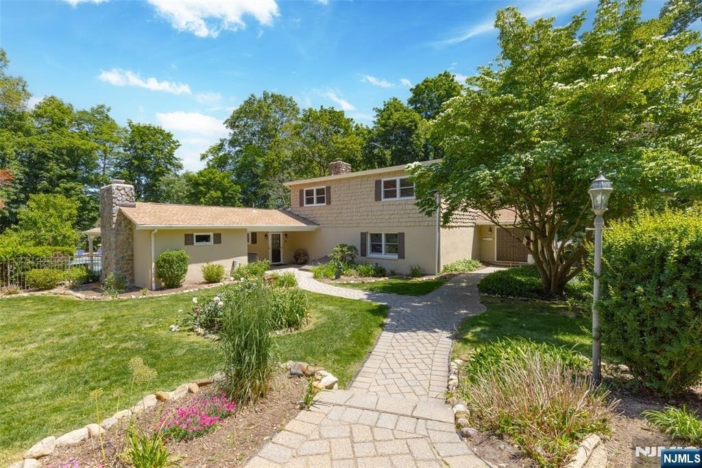 8 Crosby - Photo 0