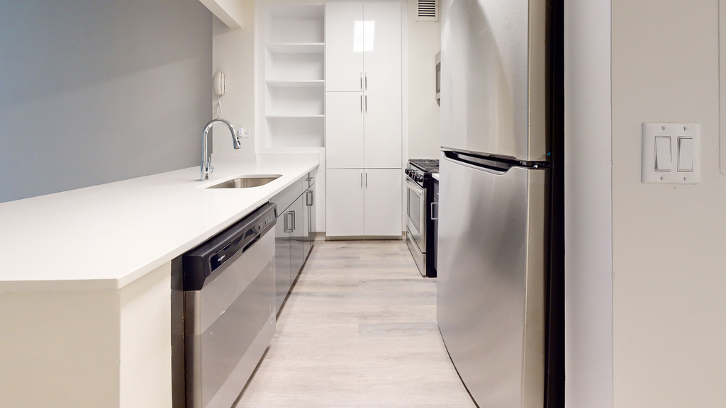 10 Hanover Square - Photo 1