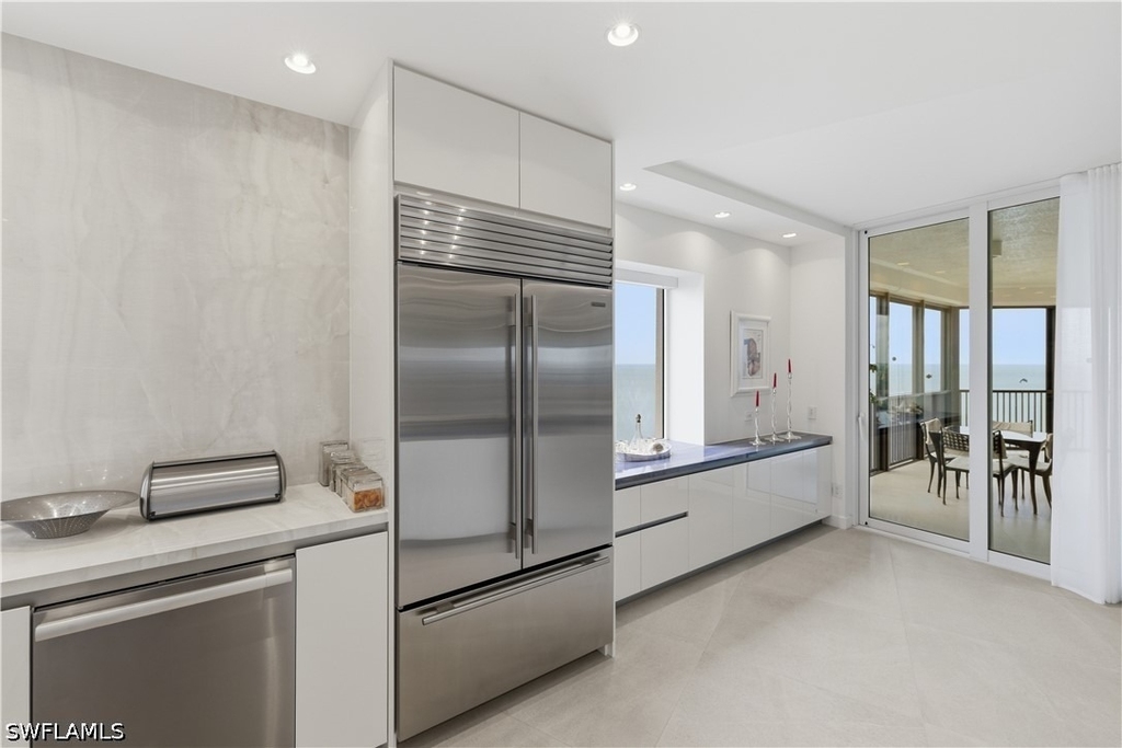 8665 Bay Colony Drive - Photo 18
