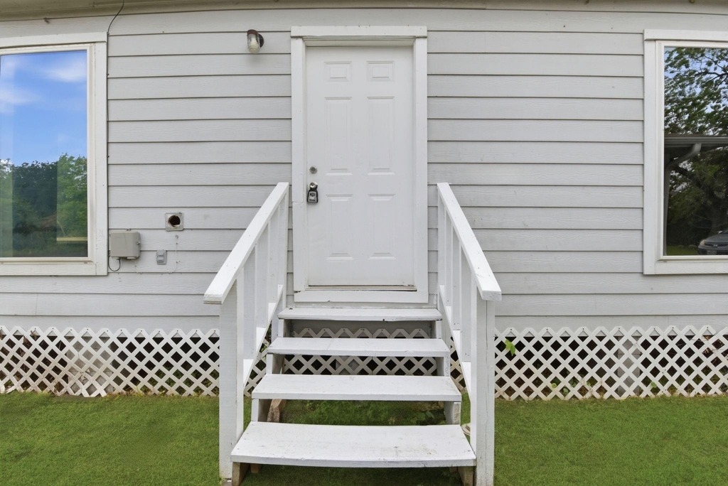 303 Gans Street - Photo 2