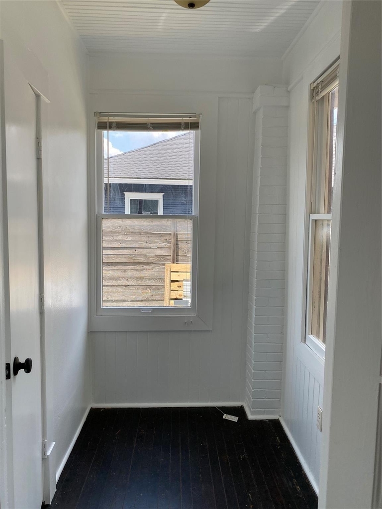 709 E 11 - Photo 7