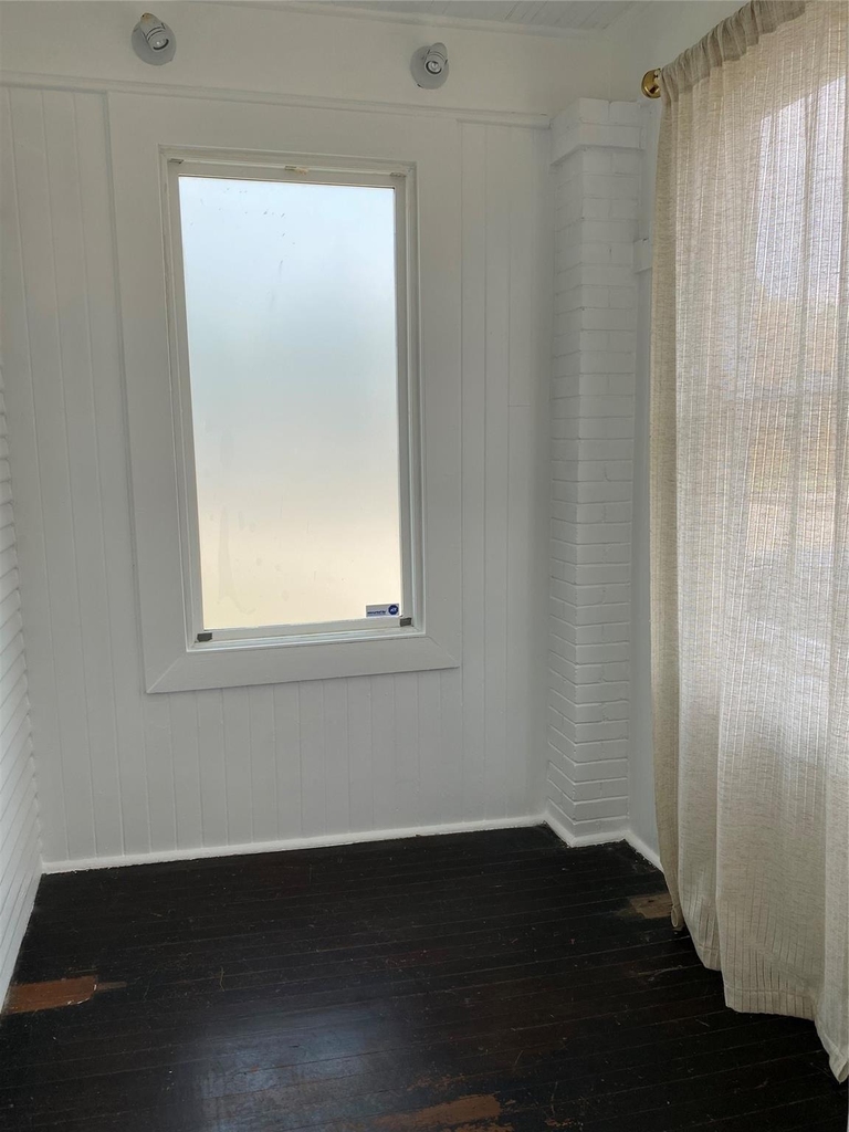 709 E 11 - Photo 8