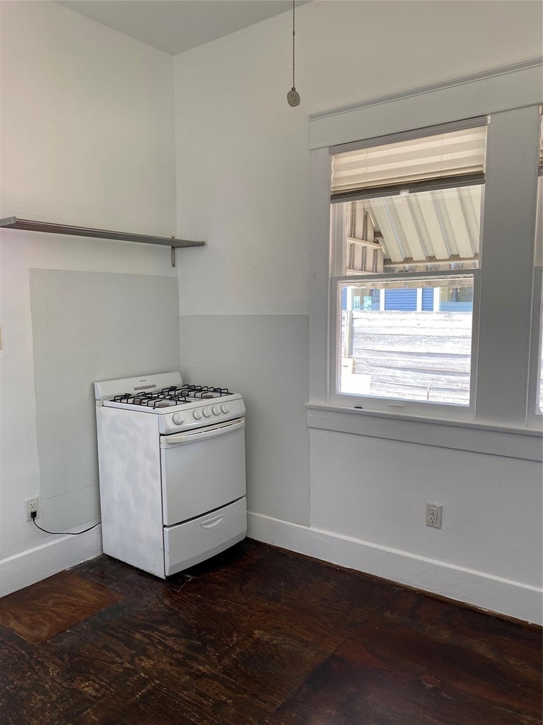 709 E 11 - Photo 11