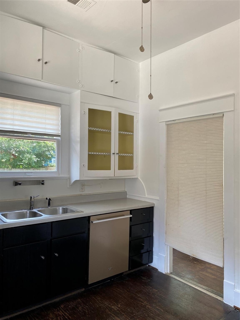 709 E 11 - Photo 10