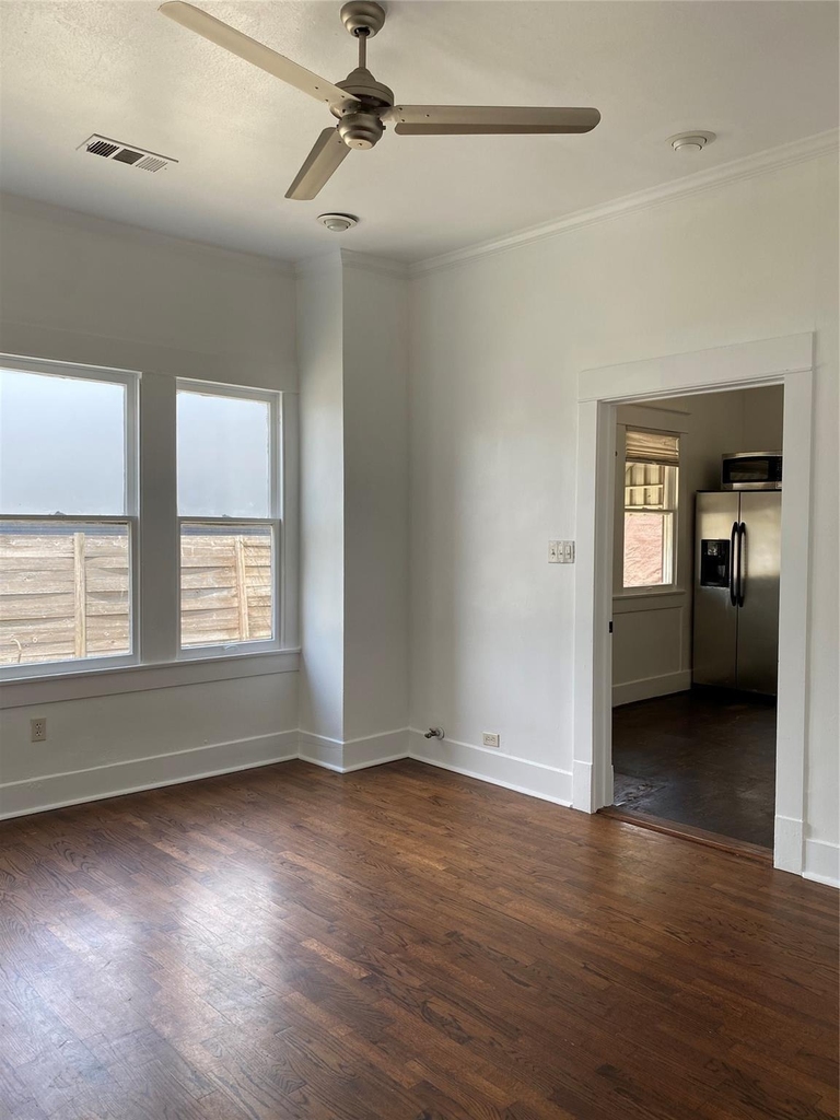 709 E 11 - Photo 6