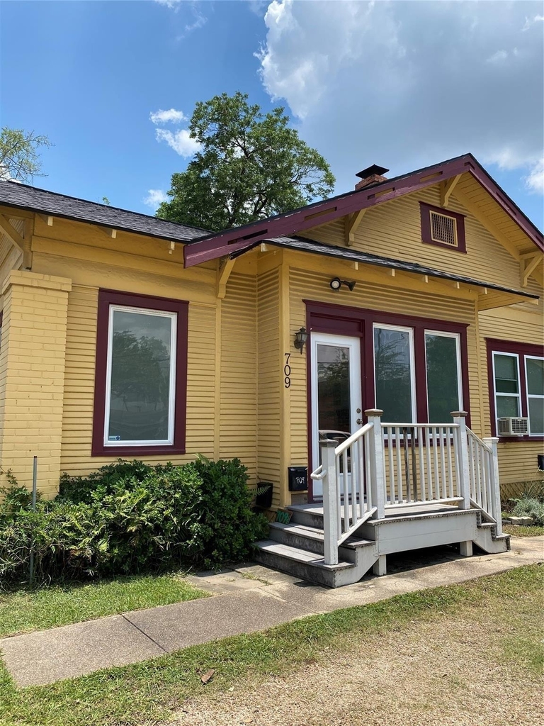 709 E 11 - Photo 0