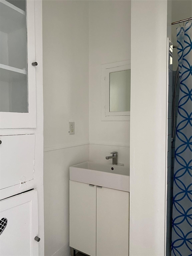 709 E 11 - Photo 12