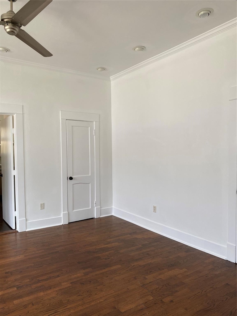 709 E 11 - Photo 5
