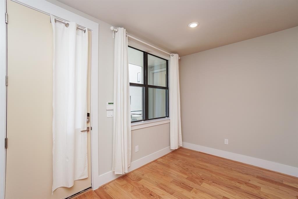 2401 Crawford Street - Photo 9