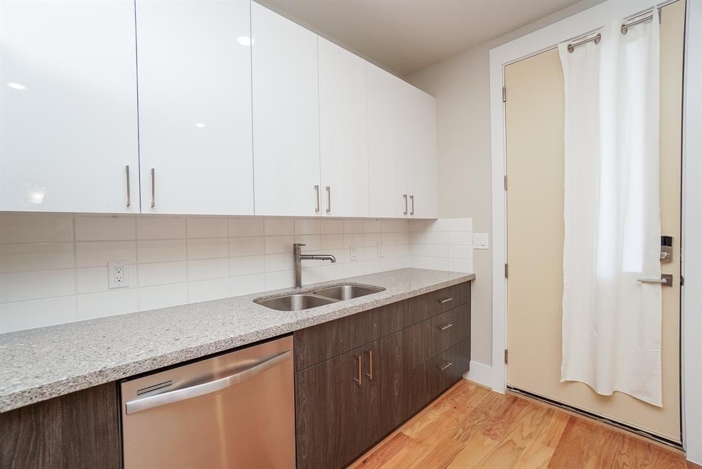 2401 Crawford Street - Photo 6