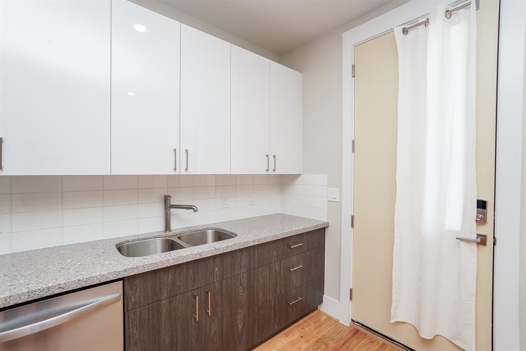 2401 Crawford Street - Photo 8
