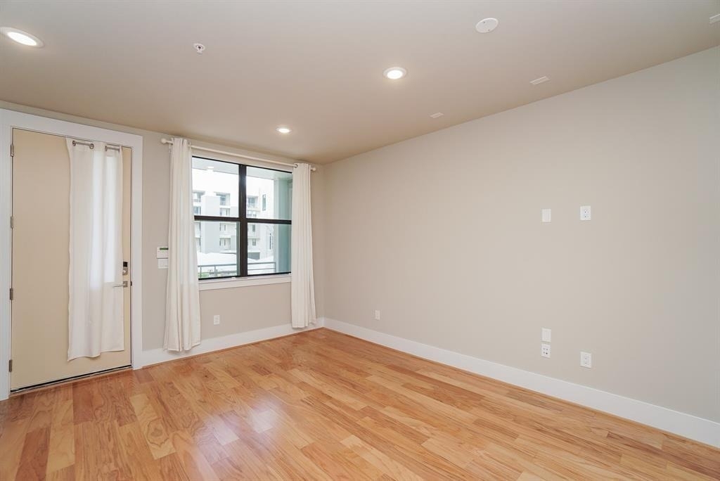 2401 Crawford Street - Photo 10