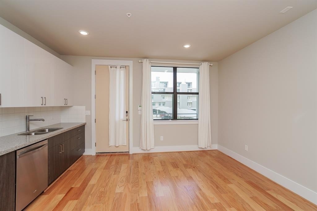 2401 Crawford Street - Photo 2