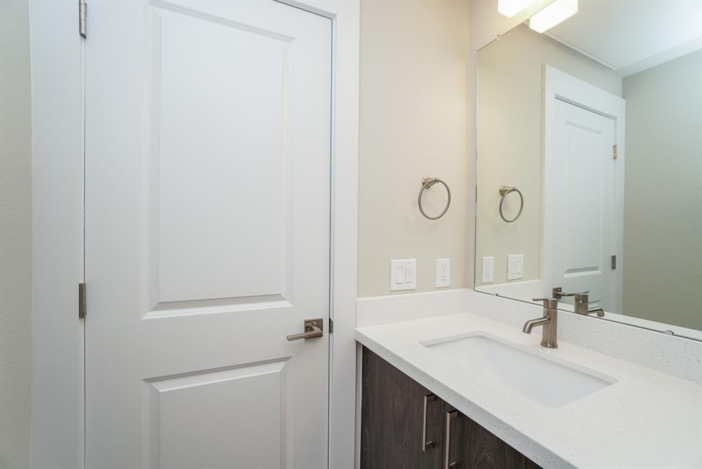 2401 Crawford Street - Photo 18