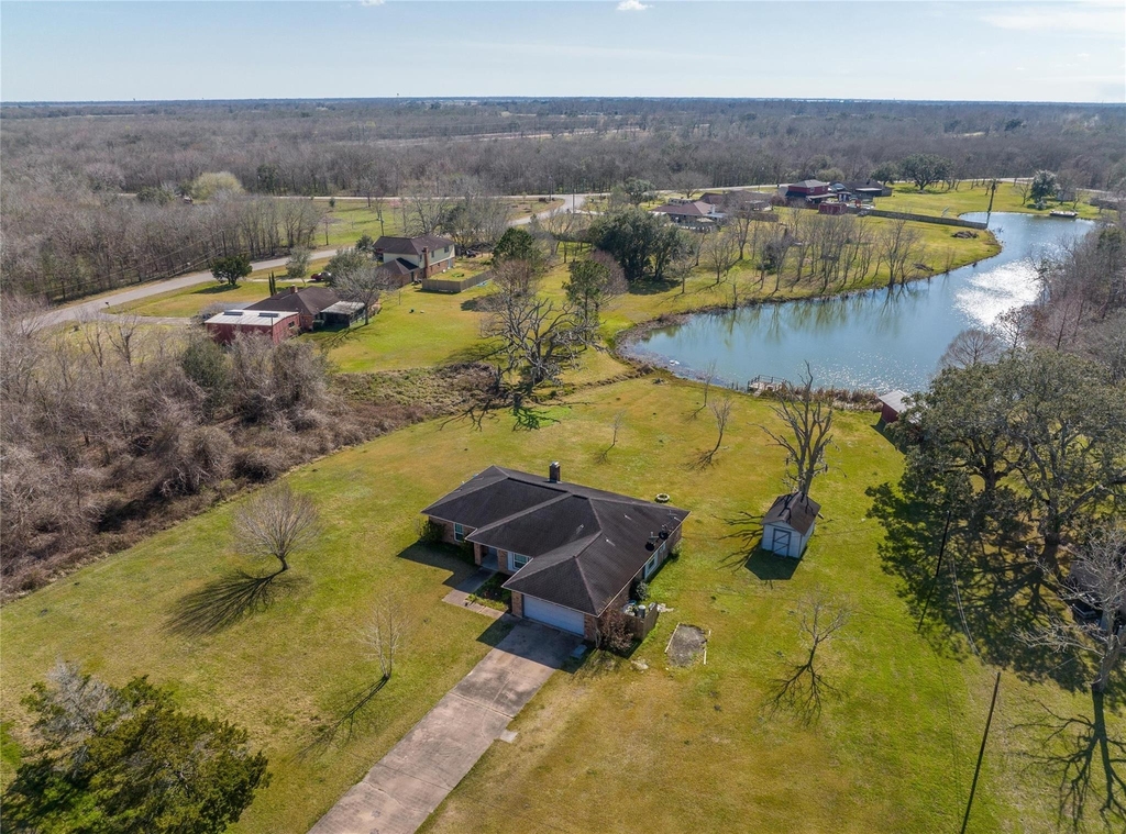 140 Lakewood Drive - Photo 2