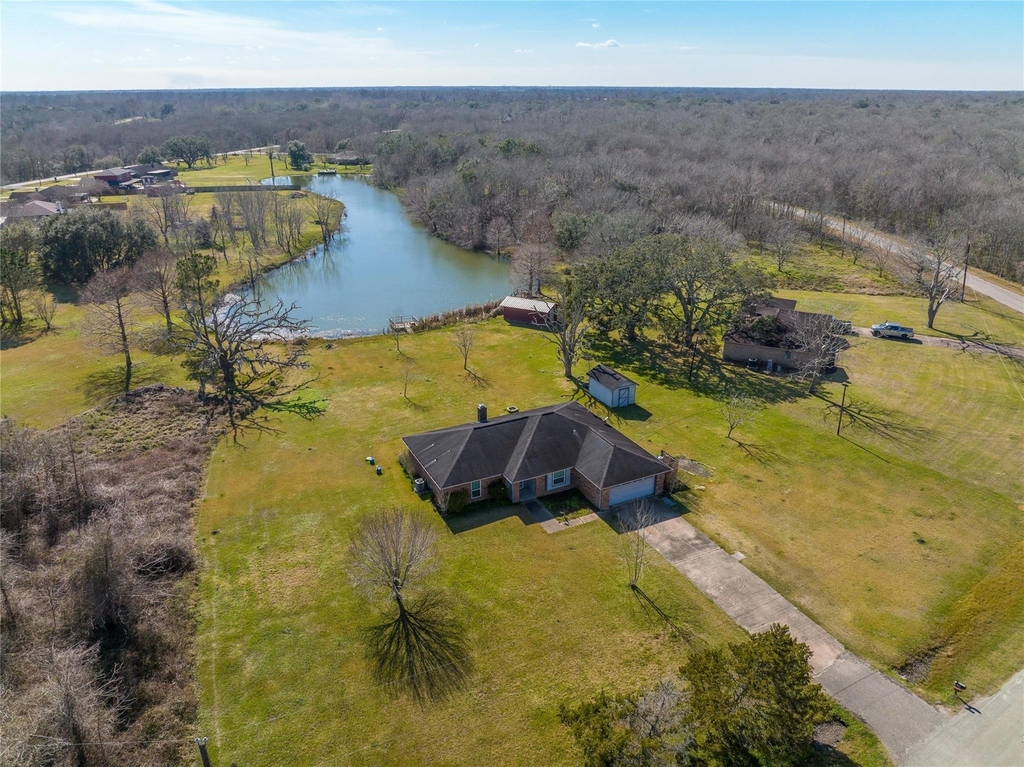 140 Lakewood Drive - Photo 1