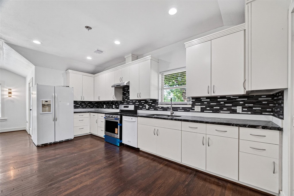 7030 Sidney Street - Photo 11