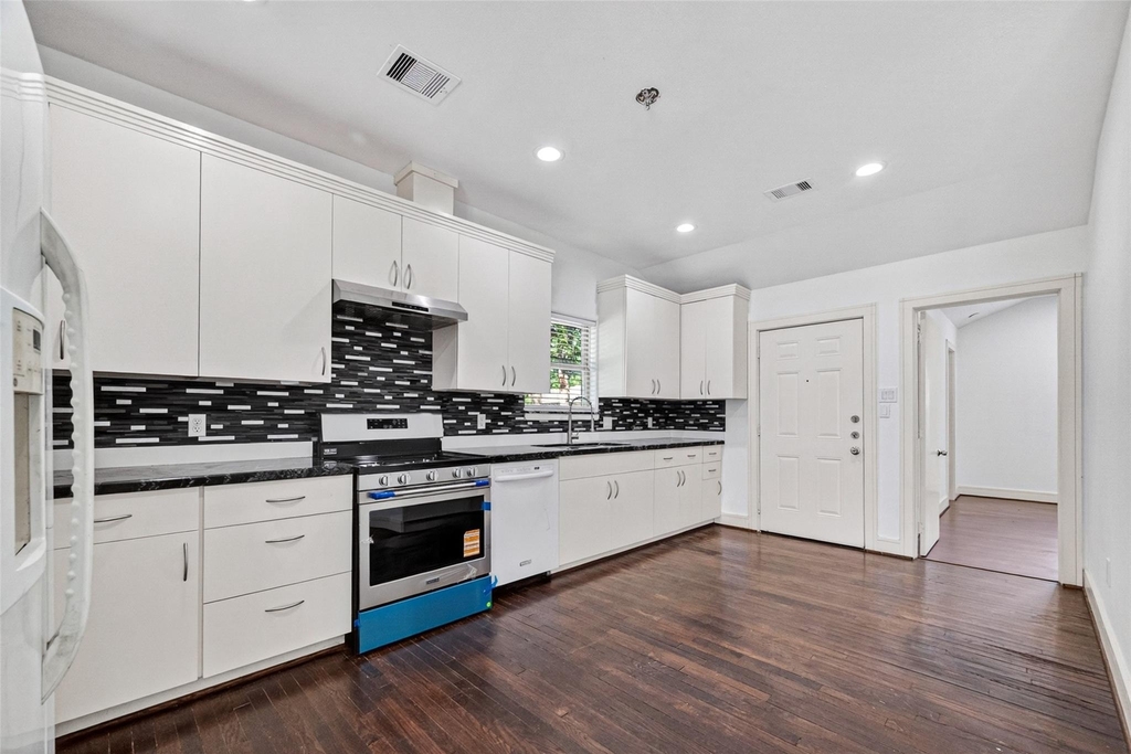 7030 Sidney Street - Photo 10