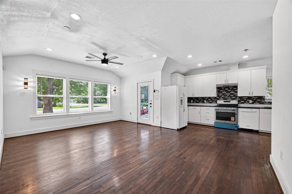 7030 Sidney Street - Photo 7