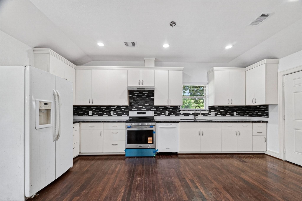 7030 Sidney Street - Photo 9