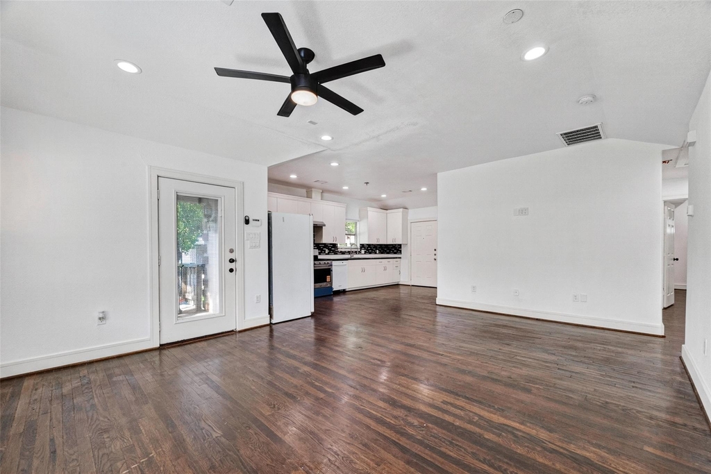 7030 Sidney Street - Photo 6