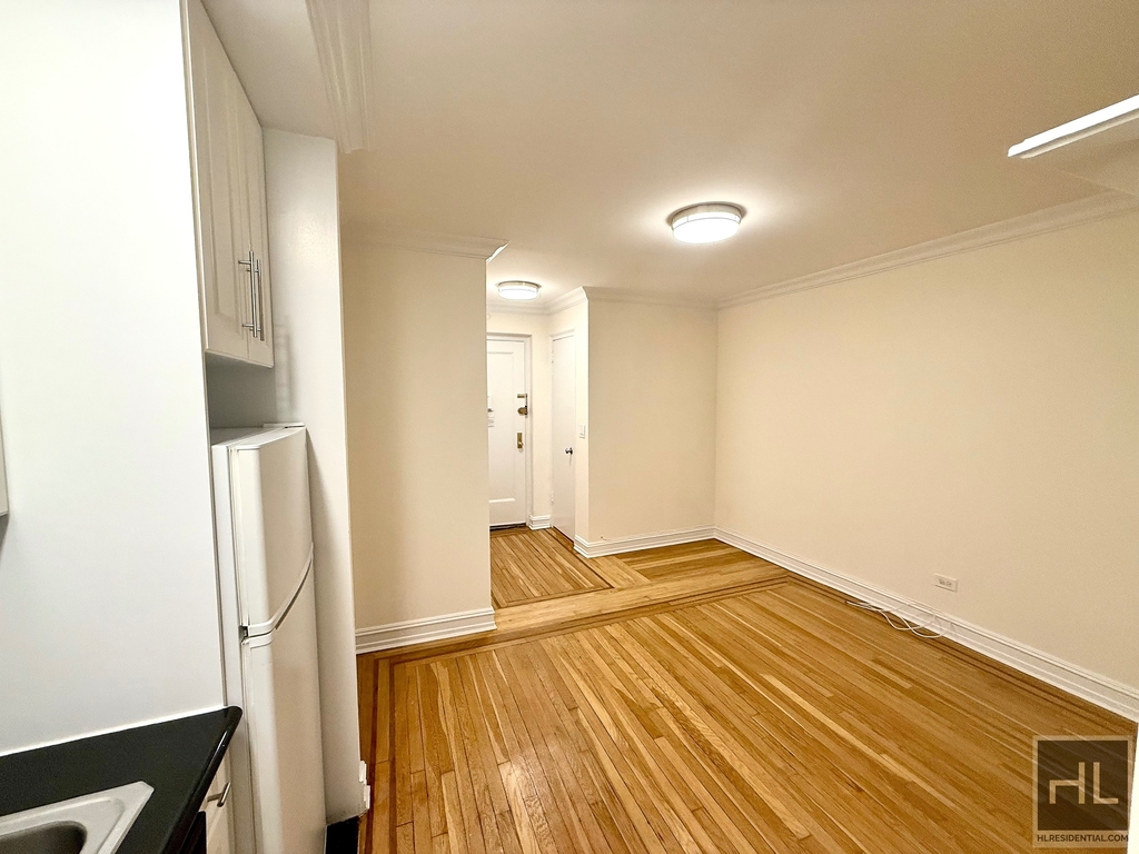 East 51 Street - Photo 1