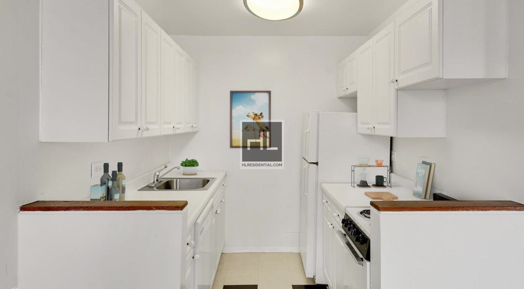 West 34th Street - Photo 1