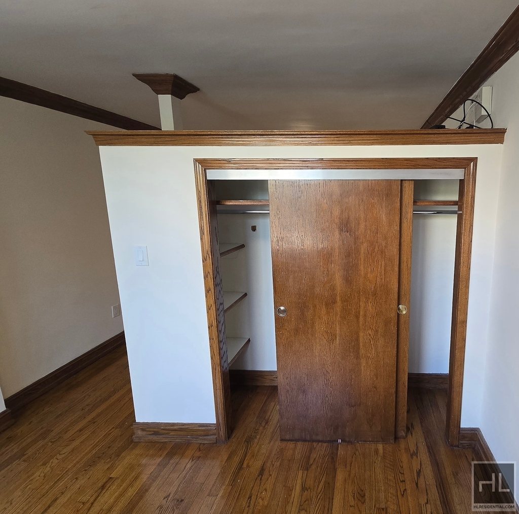 East 36 Street - Photo 6