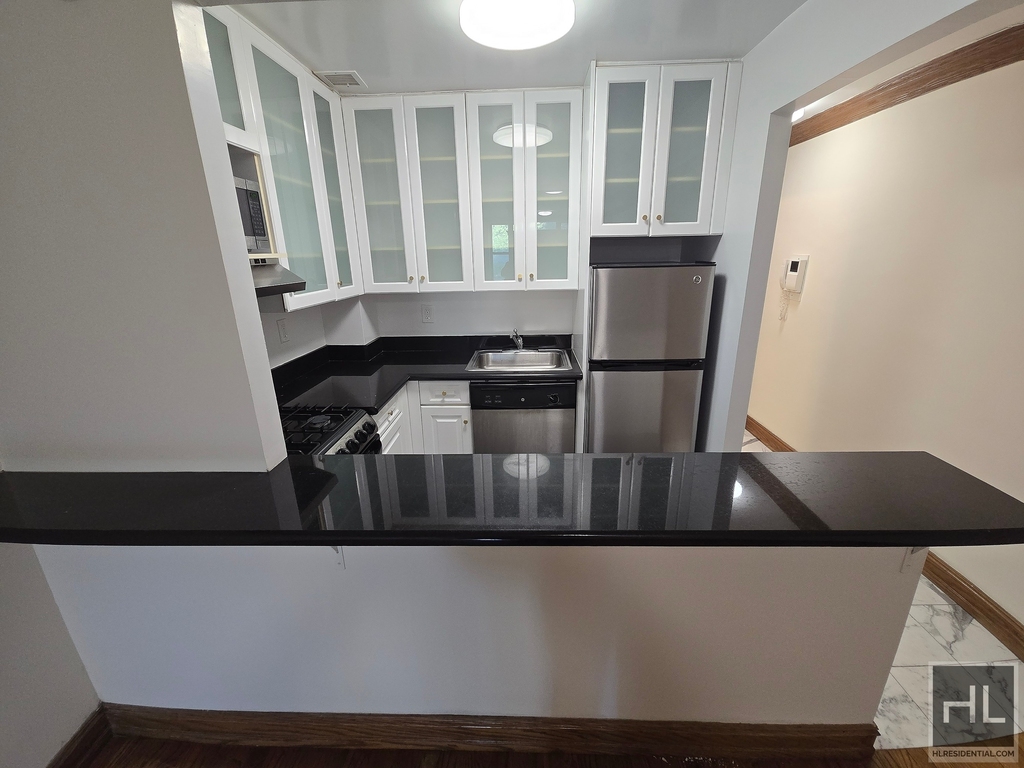 East 36 Street - Photo 4