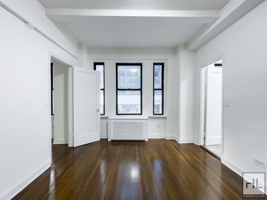 East 46 Street - Photo 0